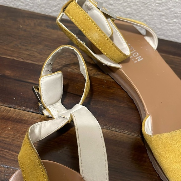 Kenneth Cole Reaction Jolly Low Wedge Golden Yellow Sandal size 6.5 - Picture 12 of 16